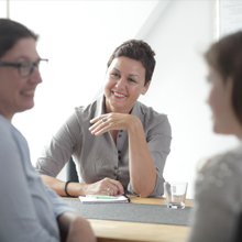 Im Familiengespräch mit Patientinnen.